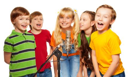 Niños y niñas cantando con un micrófono