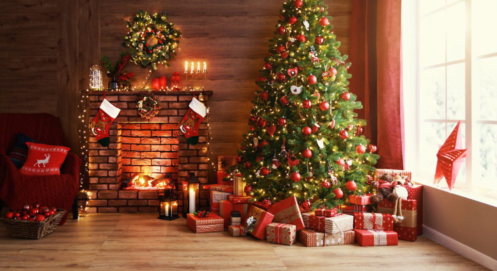 Salón con chimenea y árbol de navidad con regalos