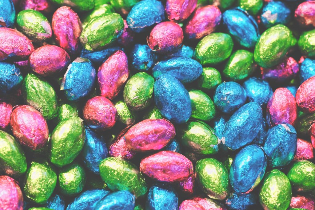 Huevos de chocolate envueltos en papel de colores
